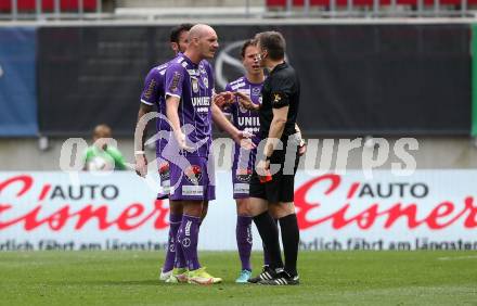 Fussball Bundesliga. Play-off. SK Austria Klagenfurt gegen SK Sturm Graz.  Nicolas Wimmer, Schiedsrichter Gerhard Grobelnik (Klagenfurt). Klagenfurt, am 8.5.2022.
Foto: Kuess
www.qspictures.net
---
pressefotos, pressefotografie, kuess, qs, qspictures, sport, bild, bilder, bilddatenbank