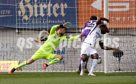 Fussball Bundesliga. Play-off. SK Austria Klagenfurt gegen SK Sturm Graz.  Markus Pink, Phillip Menzel, (Klagenfurt), Niangbo Dogbole Franck Anderson   (Graz). Klagenfurt, am 8.5.2022.
Foto: Kuess
www.qspictures.net
---
pressefotos, pressefotografie, kuess, qs, qspictures, sport, bild, bilder, bilddatenbank