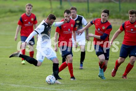 Fussball. 2. Klasse A. Baldramsdorf gegen Sachsenburg Kickers.    Niklas Ronacher (Baldramsdorf), Rene Rud    (Sachsenburg Kickers). Baldramsdorf, 30.4.2022.
Foto: Kuess 
---
pressefotos, pressefotografie, kuess, qs, qspictures, sport, bild, bilder, bilddatenbank