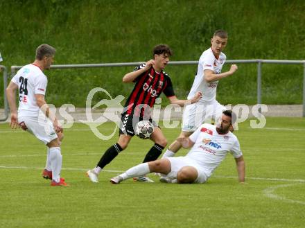 Fussball. Kaerntner Liga. Admira Villach gegen Maria Saal.  Manuel Thomas Guggenberger (Admira Villach),    Ilias Chaschmagamadov, Matic Zupanc (Maria Saal). Villach, 14.5.2022.
Foto: Kuess
---
pressefotos, pressefotografie, kuess, qs, qspictures, sport, bild, bilder, bilddatenbank