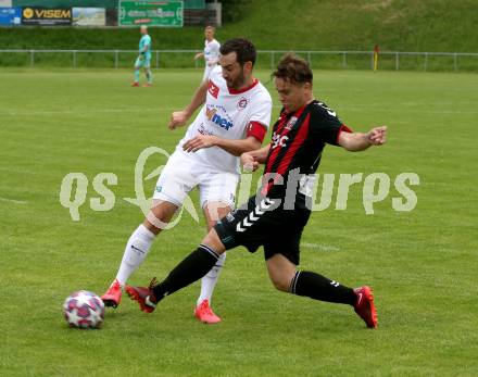 Fussball. Kaerntner Liga. Admira Villach gegen Maria Saal. Florian Uggowitzer  (Admira Villach),  Marco Mueller   (Maria Saal). Villach, 14.5.2022.
Foto: Kuess
---
pressefotos, pressefotografie, kuess, qs, qspictures, sport, bild, bilder, bilddatenbank