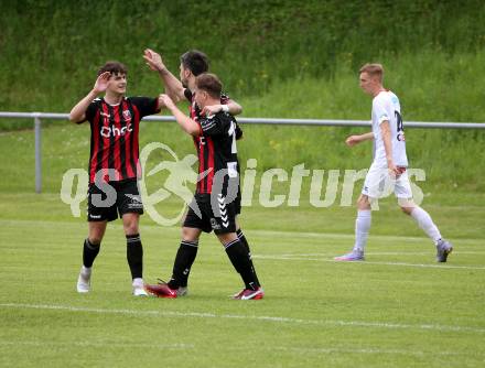 Fussball. Kaerntner Liga. Admira Villach gegen Maria Saal.  Torjubel  Dejan Kecanovic, Manuel Thomas Guggenberger, Florian Uggowitzer (Admira Villach). Villach, 14.5.2022.
Foto: Kuess
---
pressefotos, pressefotografie, kuess, qs, qspictures, sport, bild, bilder, bilddatenbank