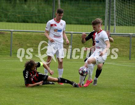 Fussball. Kaerntner Liga. Admira Villach gegen Maria Saal. Christoph Stattmann, Marco Kudler (Admira Villach),    Jon Benkovic, Tim Oman (Maria Saal). Villach, 14.5.2022.
Foto: Kuess
---
pressefotos, pressefotografie, kuess, qs, qspictures, sport, bild, bilder, bilddatenbank