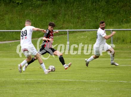 Fussball. Kaerntner Liga. Admira Villach gegen Maria Saal.  Manuel Thomas Guggenberger (Admira Villach),  Kenen Bosnic, Matic Zupanc  (Maria Saal). Villach, 14.5.2022.
Foto: Kuess
---
pressefotos, pressefotografie, kuess, qs, qspictures, sport, bild, bilder, bilddatenbank