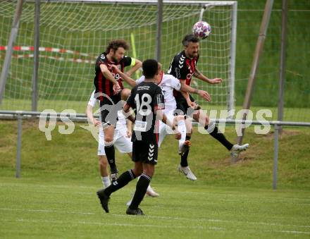 Fussball. Kaerntner Liga. Admira Villach gegen Maria Saal.  Christoph Stattmann, Dejan Kecanovic (Admira Villach),  Raphael Wintersteiger  (Maria Saal). Villach, 14.5.2022.
Foto: Kuess
---
pressefotos, pressefotografie, kuess, qs, qspictures, sport, bild, bilder, bilddatenbank