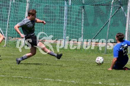 Fussball 1. Klasse C. Oberes Metnitztal gegen Treibach 1b. Christoph Koelbl  (Metnitztal),  Christian Adolf Kircher (Treibach).  Grades, am 4.6.2022.
Foto: Kuess
---
pressefotos, pressefotografie, kuess, qs, qspictures, sport, bild, bilder, bilddatenbank