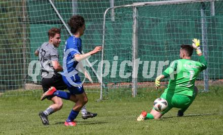 Fussball 1. Klasse C. Oberes Metnitztal gegen Treibach 1b.  Christoph Koelbl (Metnitztal),   Sebastian Diex, Raphael Liebminger (Treibach).  Grades, am 4.6.2022.
Foto: Kuess
---
pressefotos, pressefotografie, kuess, qs, qspictures, sport, bild, bilder, bilddatenbank