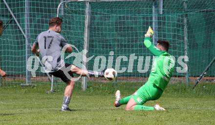 Fussball 1. Klasse C. Oberes Metnitztal gegen Treibach 1b. Christoph Koelbl  (Metnitztal),   Raphael Liebminger (Treibach).  Grades, am 4.6.2022.
Foto: Kuess
---
pressefotos, pressefotografie, kuess, qs, qspictures, sport, bild, bilder, bilddatenbank