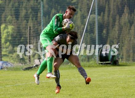 Fussball 1. Klasse C. Oberes Metnitztal gegen Treibach 1b. Marco Knapp  (Metnitztal),  Raphael Liebminger (Treibach).  Grades, am 4.6.2022.
Foto: Kuess
---
pressefotos, pressefotografie, kuess, qs, qspictures, sport, bild, bilder, bilddatenbank