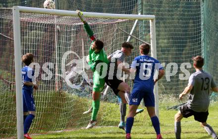 Fussball 1. Klasse C. Oberes Metnitztal gegen Treibach 1b.  Simon Schrittesser (Metnitztal),   Raphael Liebminger (Treibach).  Grades, am 4.6.2022.
Foto: Kuess
---
pressefotos, pressefotografie, kuess, qs, qspictures, sport, bild, bilder, bilddatenbank