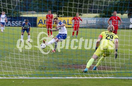 Fussball Regionalliga. Treibach gegen Kalsdorf.  Kevin Vaschauner  (Treibach), Lukas Waltl   (Kalsdorf). Treibach, am 10.6.2022.
Foto: Kuess
---
pressefotos, pressefotografie, kuess, qs, qspictures, sport, bild, bilder, bilddatenbank