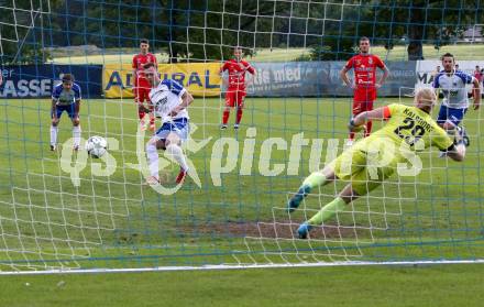 Fussball Regionalliga. Treibach gegen Kalsdorf.  Kevin Vaschauner  (Treibach), Lukas Waltl   (Kalsdorf). Treibach, am 10.6.2022.
Foto: Kuess
---
pressefotos, pressefotografie, kuess, qs, qspictures, sport, bild, bilder, bilddatenbank