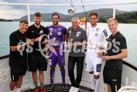 Fussball Bundesliga. Saison Kick-off 2022/23. SK Austria Klagenfurt. Christopher Wernitznig, Phillip Menzel, Markus Pink, Trainer Peter Pacult, Thorsten Mahrer, Christopher Cvetko. Klagenfurt, am 5.7.2022.
Foto: Kuess
---
pressefotos, pressefotografie, kuess, qs, qspictures, sport, bild, bilder, bilddatenbank