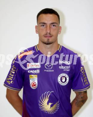 Fussball. Bundesliga. Austria Klagenfurt. Mannschaftsfototermin. Portrait.  Sinan Karweina.  Klagenfurt 8.7.2022.
Foto: Kuess
---
pressefotos, pressefotografie, kuess, qs, qspictures, sport, bild, bilder, bilddatenbank