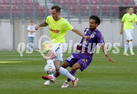 Fussball Testspiel. SK Austria Klagenfurt gegen Kaerntner Auswahl.  Maximiliano Moreira Romero, (Austria Klagenfurt), Kevin Vaschauner  (Auswahl). KLagenfurt, am 9.7.2022.
Foto: Kuess
---
pressefotos, pressefotografie, kuess, qs, qspictures, sport, bild, bilder, bilddatenbank