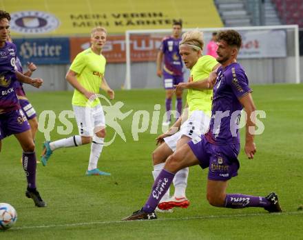 Fussball Testspiel. SK Austria Klagenfurt gegen Kaerntner Auswahl.  Patrick Hasenhuettl (Austria Klagenfurt), Philipp Clementschitsch (Auswahl). KLagenfurt, am 9.7.2022.
Foto: Kuess
---
pressefotos, pressefotografie, kuess, qs, qspictures, sport, bild, bilder, bilddatenbank