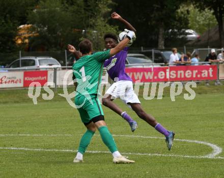 Fussball. Kaerntner Liga. Austria Klagenfurt Amat. gegen Koettmannsdorf.   Mersei Dieu Nsandi (Austria Klagenfurt Amat),   Werner Ambrosch (Koettmannsdorf). Brueckl, 23.7.2022.
Foto: Kuess
---
pressefotos, pressefotografie, kuess, qs, qspictures, sport, bild, bilder, bilddatenbank