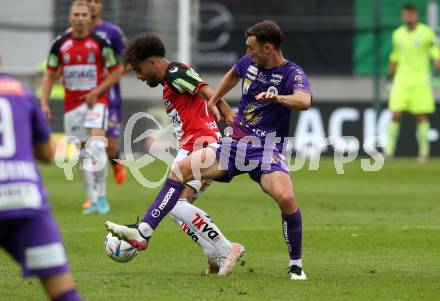 Fussball Bundesliga.  SK Austria Klagenfurt gegen SV Guntamatic Ried.  Andrew Irving, (Klagenfurt), Denizcan Cosgun   (Ried). Klagenfurt, am 13.8.2022. 
Foto: Kuess

---
pressefotos, pressefotografie, kuess, qs, qspictures, sport, bild, bilder, bilddatenbank