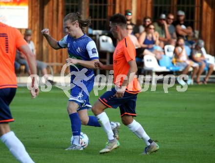 Fussball. Unterliga West. Dellach Gail gegen Penk.  Lukas Fabian Santner  (Dellach),   Patrick Schoenegger (Penk). Dellach im Gailtal, am 14.8.2022.
Foto: Kuess
---
pressefotos, pressefotografie, kuess, qs, qspictures, sport, bild, bilder, bilddatenbank