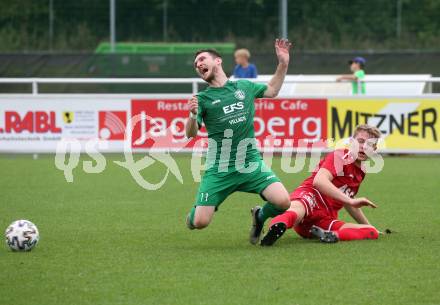 Fussball Kaerntner Liga. Landskron gegen ATSV Wolfsberg.  Julian Brandstaetter   (Landskron),    Gregor Piskur (Wolfsberg).  Landskron,  20.8.2022.
Foto: Kuess
---
pressefotos, pressefotografie, kuess, qs, qspictures, sport, bild, bilder, bilddatenbank