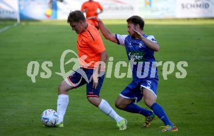 Fussball. Unterliga West. Dellach Gail gegen Penk.   Silvio Mandl (Dellach),   Markus Rauter (Penk). Dellach im Gailtal, am 14.8.2022.
Foto: Kuess
---
pressefotos, pressefotografie, kuess, qs, qspictures, sport, bild, bilder, bilddatenbank