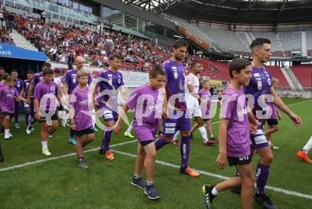 Fussball Bundesliga.  SK Austria Klagenfurt gegen FK Austria Wien.  Till Schumacher, Thorsten Mahrer, Christopher Wernitznig  (Klagenfurt). Klagenfurt, am 28.8.2022. 
Foto: Kuess

---
pressefotos, pressefotografie, kuess, qs, qspictures, sport, bild, bilder, bilddatenbank