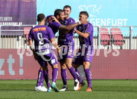 Fussball Bundesliga.  SK Austria Klagenfurt gegen FK Austria Wien.  Torjubel Markus Pink, Andrew Irving, Sinan Karweina, Christopher Wernitznig  (Klagenfurt). Klagenfurt, am 28.8.2022. 
Foto: Kuess

---
pressefotos, pressefotografie, kuess, qs, qspictures, sport, bild, bilder, bilddatenbank