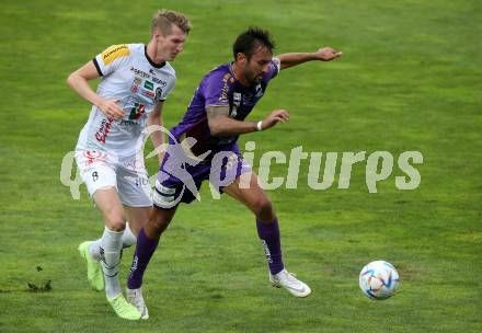 Fussball Bundesliga.  WAC gegen SK Austria Klagenfurt.   Simon Piesinger, (WAC),    Markus Pink  (Klagenfurt). Wolfsberg, am 4.9..2022. 
Foto: Kuess

---
pressefotos, pressefotografie, kuess, qs, qspictures, sport, bild, bilder, bilddatenbank