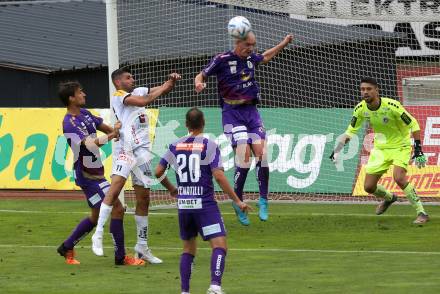 Fussball Bundesliga.  WAC gegen SK Austria Klagenfurt.   Tai Baribo, (WAC),   Nicolas Wimmer, Thorsten Mahrer, Phillip Menzel   (Klagenfurt). Wolfsberg, am 4.9..2022. 
Foto: Kuess

---
pressefotos, pressefotografie, kuess, qs, qspictures, sport, bild, bilder, bilddatenbank