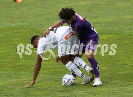 Fussball Bundesliga.  WAC gegen SK Austria Klagenfurt.   Maurice Maximilian Malone,  (WAC),  Maximiliano Moreira Romero  (Klagenfurt). Wolfsberg, am 4.9..2022. 
Foto: Kuess

---
pressefotos, pressefotografie, kuess, qs, qspictures, sport, bild, bilder, bilddatenbank