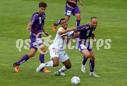 Fussball Bundesliga.  WAC gegen SK Austria Klagenfurt.  Maurice Maximilian Malone,  (WAC),  Rico Benatelli,   Thorsten Mahrer (Klagenfurt). Wolfsberg, am 4.9..2022. 
Foto: Kuess

---
pressefotos, pressefotografie, kuess, qs, qspictures, sport, bild, bilder, bilddatenbank