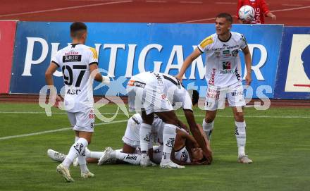 Fussball Bundesliga.  WAC gegen SK Austria Klagenfurt.   Torjubel Tai Baribo, Thierno Mamadou Lamarana Ballo, Ervin Omic (WAC). Wolfsberg, am 4.9..2022. 
Foto: Kuess

---
pressefotos, pressefotografie, kuess, qs, qspictures, sport, bild, bilder, bilddatenbank