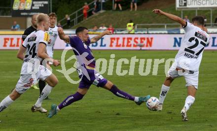 Fussball Bundesliga.  WAC gegen SK Austria Klagenfurt.   Michael Novak, (WAC),    Sinan Karweina  (Klagenfurt). Wolfsberg, am 4.9..2022. 
Foto: Kuess

---
pressefotos, pressefotografie, kuess, qs, qspictures, sport, bild, bilder, bilddatenbank