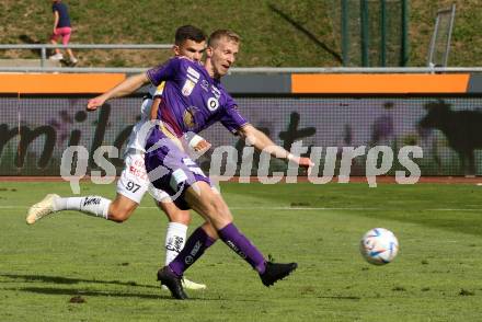 Fussball Bundesliga.  WAC gegen SK Austria Klagenfurt.  Adis Jasic,  (WAC),  Christopher Cvetko   (Klagenfurt). Wolfsberg, am 4.9..2022. 
Foto: Kuess

---
pressefotos, pressefotografie, kuess, qs, qspictures, sport, bild, bilder, bilddatenbank