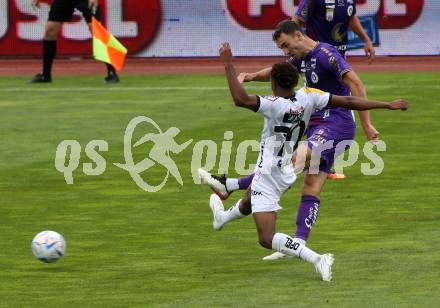 Fussball Bundesliga.  WAC gegen SK Austria Klagenfurt.  Thierno Mamadou Lamarana Ballo,  (WAC),  Andrew Irving   (Klagenfurt). Wolfsberg, am 4.9..2022. 
Foto: Kuess

---
pressefotos, pressefotografie, kuess, qs, qspictures, sport, bild, bilder, bilddatenbank