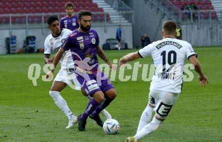 Fussball Bundesliga.  SK Austria Klagenfurt gegen SK Puntigamer Sturm Graz.  Kosmas Gkezos,  (Klagenfurt),  Manprit Sarkaria, Tomi Horvat  (Graz). Klagenfurt, am 11.9..2022. 
Foto: Kuess

---
pressefotos, pressefotografie, kuess, qs, qspictures, sport, bild, bilder, bilddatenbank