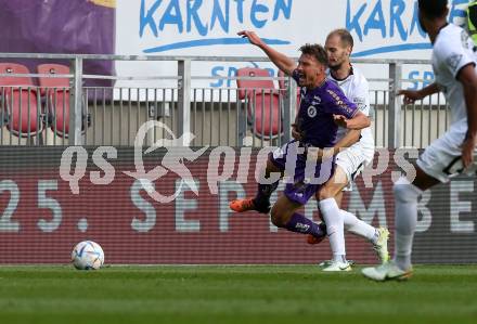 Fussball Bundesliga.  SK Austria Klagenfurt gegen SK Puntigamer Sturm Graz.  Christopher Wernitznig,  (Klagenfurt),  Jon Gorenc Stankovic  (Graz). Klagenfurt, am 11.9..2022. 
Foto: Kuess

---
pressefotos, pressefotografie, kuess, qs, qspictures, sport, bild, bilder, bilddatenbank