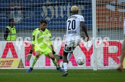 Fussball Bundesliga.  SK Austria Klagenfurt gegen SK Puntigamer Sturm Graz.  Phillip Menzel,   (Klagenfurt),  Emmanuel Esseh Emegha (Graz). Klagenfurt, am 11.9..2022. 
Foto: Kuess

---
pressefotos, pressefotografie, kuess, qs, qspictures, sport, bild, bilder, bilddatenbank