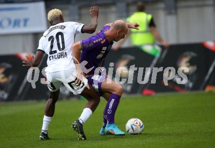 Fussball Bundesliga.  SK Austria Klagenfurt gegen SK Puntigamer Sturm Graz.  Nicolas Wimmer,    (Klagenfurt),  Emmanuel Esseh Emegha (Graz). Klagenfurt, am 11.9..2022. 
Foto: Kuess

---
pressefotos, pressefotografie, kuess, qs, qspictures, sport, bild, bilder, bilddatenbank