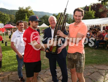 Eishockey Bundesliga. Pokaluebergabe durch Gemeinde Keutschach.   Daniel Obersteiner, Buergermeister Gerhard Oleschko, Vizebuergermeister Clement Leitner. Keutschach, am 29.8.2022.
Foto: Kuess
---
pressefotos, pressefotografie, kuess, qs, qspictures, sport, bild, bilder, bilddatenbank