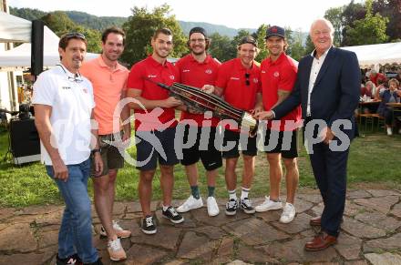 Eishockey Bundesliga. Pokaluebergabe durch Gemeinde Keutschach.   Oliver Pilloni, Clement Leitner, Thomas Vallant, Manuel Ganahl, Johannes Bischofberger, Daniel Obersteiner,  Buergermeister Gerhard Oleschko. Keutschach, am 29.8.2022.
Foto: Kuess
---
pressefotos, pressefotografie, kuess, qs, qspictures, sport, bild, bilder, bilddatenbank