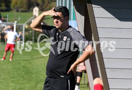 Fussball. 1. KLasse D. Sittersdorf gegen Rueckersdorf. Trainer Achim Paul Streicher  (Rueckersdorf).  Sittersdorf, am 2.10.2022. 
Foto: Kuess
---
pressefotos, pressefotografie, kuess, qs, qspictures, sport, bild, bilder, bilddatenbank