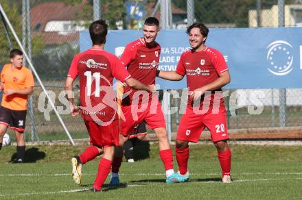 Fussball. 1. KLasse D. Sittersdorf gegen Rueckersdorf. Torjubel Patrick Valentin Starmuz, Klemen Ofic, Paul Armin Uster  (Rueckersdorf).  Sittersdorf, am 2.10.2022. 
Foto: Kuess
---
pressefotos, pressefotografie, kuess, qs, qspictures, sport, bild, bilder, bilddatenbank