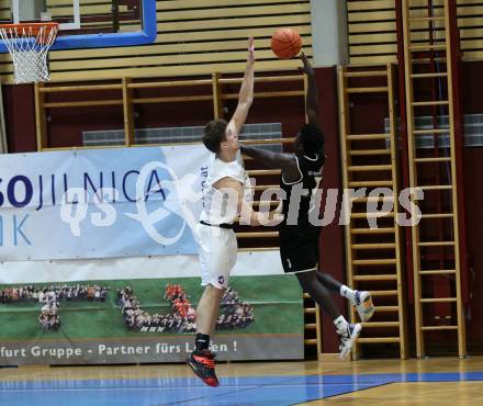 Basketball 2. Liga 2022/2023. Grunddurchgang 1. Runde.  KOS Celovec gegen  RAIDERS Tirol.   Andrej Blazevic (KOS),  Dennis Acheampong (Tirol). Klagenfurt, am 8.10.2022.
Foto: Kuess
www.qspictures.net
---
pressefotos, pressefotografie, kuess, qs, qspictures, sport, bild, bilder, bilddatenbank