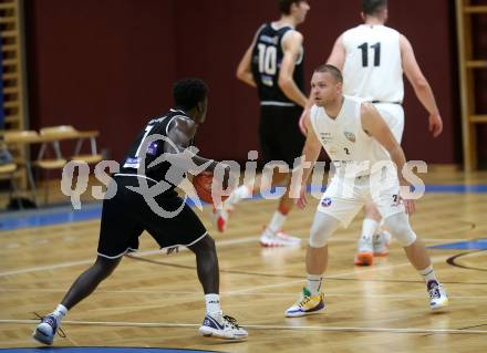 Basketball 2. Liga 2022/2023. Grunddurchgang 1. Runde.  KOS Celovec gegen  RAIDERS Tirol.   Tim Huber (KOS),  Dennis Acheampong (Tirol). Klagenfurt, am 8.10.2022.
Foto: Kuess
www.qspictures.net
---
pressefotos, pressefotografie, kuess, qs, qspictures, sport, bild, bilder, bilddatenbank