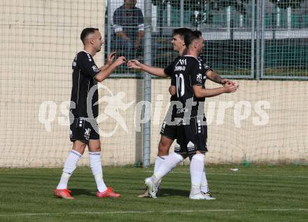 Fussball. Kaerntner Liga.  Bleiburg gegen ASK.   Torjubel Sinan Samardzic, Matic Ahacic , Mario Antunovic (ASK).  Bleiburg,  am 8.10.2022. 
Foto: Kuess
---
pressefotos, pressefotografie, kuess, qs, qspictures, sport, bild, bilder, bilddatenbank