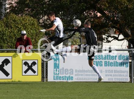 Fussball. Kaerntner Liga.  Bleiburg gegen ASK.  Mathias Robert Knauder  (Bleiburg),    Mateo Grubor (ASK).  Bleiburg,  am 8.10.2022. 
Foto: Kuess
---
pressefotos, pressefotografie, kuess, qs, qspictures, sport, bild, bilder, bilddatenbank