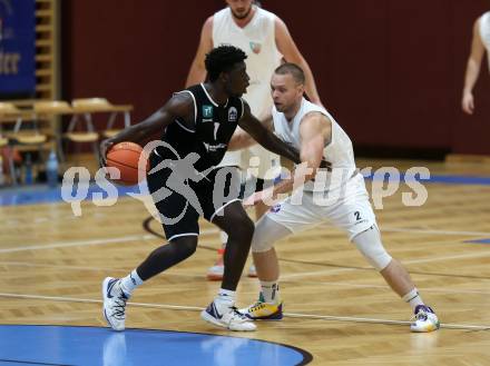 Basketball 2. Liga 2022/2023. Grunddurchgang 1. Runde.  KOS Celovec gegen  RAIDERS Tirol.   Tim Huber (KOS),  Dennis Acheampong (Tirol). Klagenfurt, am 8.10.2022.
Foto: Kuess
www.qspictures.net
---
pressefotos, pressefotografie, kuess, qs, qspictures, sport, bild, bilder, bilddatenbank