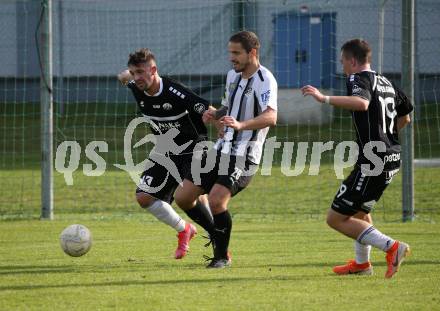 Fussball. Kaerntner Liga.  Bleiburg gegen ASK.   Grega Klaric (Bleiburg),   Lukas Schmied (ASK).  Bleiburg,  am 2.10.2022. 
Foto: Kuess
---
pressefotos, pressefotografie, kuess, qs, qspictures, sport, bild, bilder, bilddatenbank