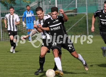 Fussball. Kaerntner Liga.  Bleiburg gegen ASK.  Grega Klaric  (Bleiburg),  Matic Ahacic  (ASK).  Bleiburg,  am 2.10.2022. 
Foto: Kuess
---
pressefotos, pressefotografie, kuess, qs, qspictures, sport, bild, bilder, bilddatenbank